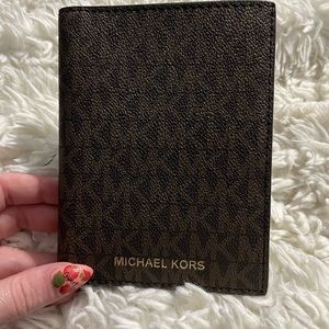 Michael kors logo passport holder.